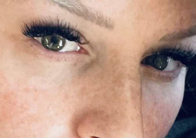 A natural classic lash set in daylight